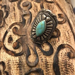 Very pretty turquoise stone ring!